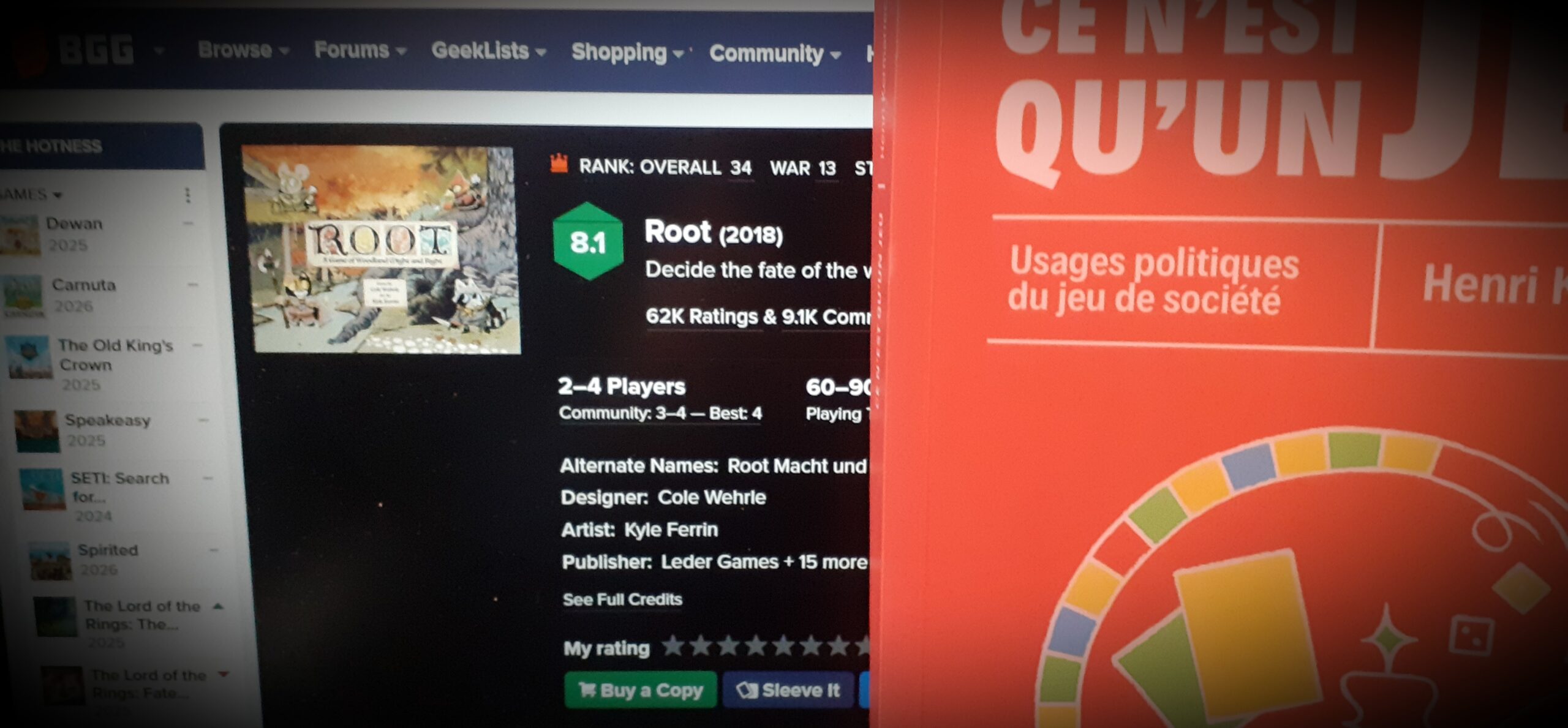 Le livre "Ce n'est qu'un jeu" apparaît posé contre un écran d'ordinateur qui affiche la page de description du jeu de société "ROOT"