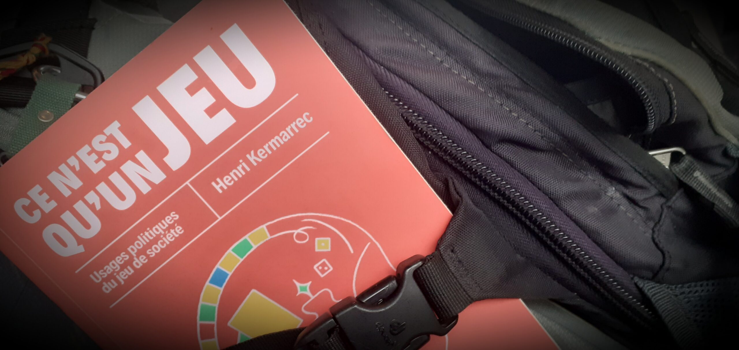 Le livre "ce n'est qu'un jeu" est sanglé à un sac qui pourrait évoquer un paquettage militaire, mais n'en est pas un...