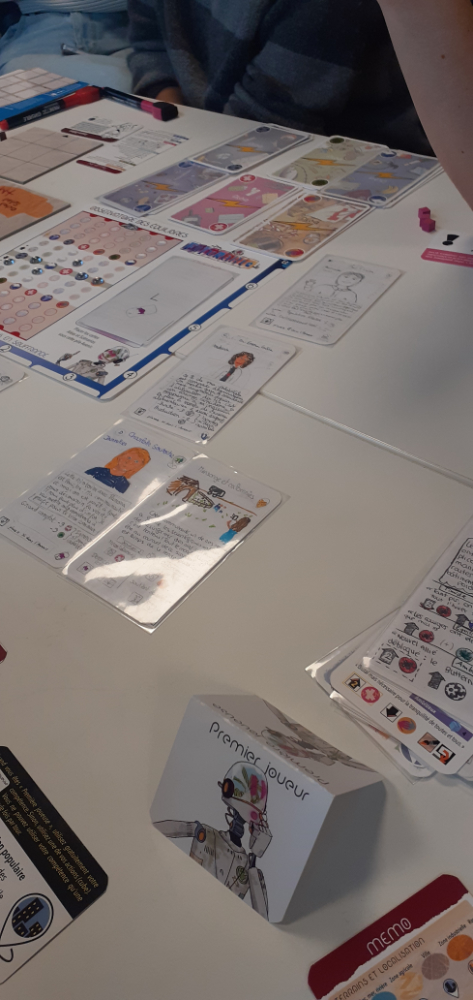 cartes dessinnées à la main représentant le scénario conçu par les élèves